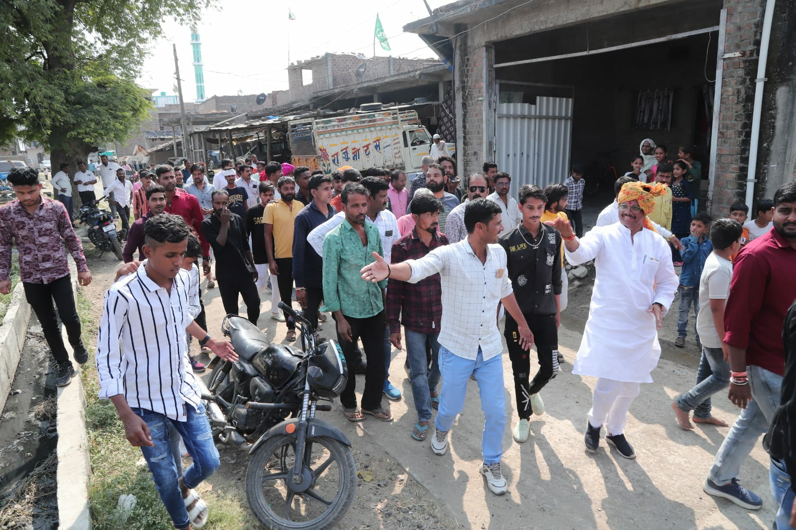 Independent candidate Kuldeep Bundela is knocking door to door in rural areas