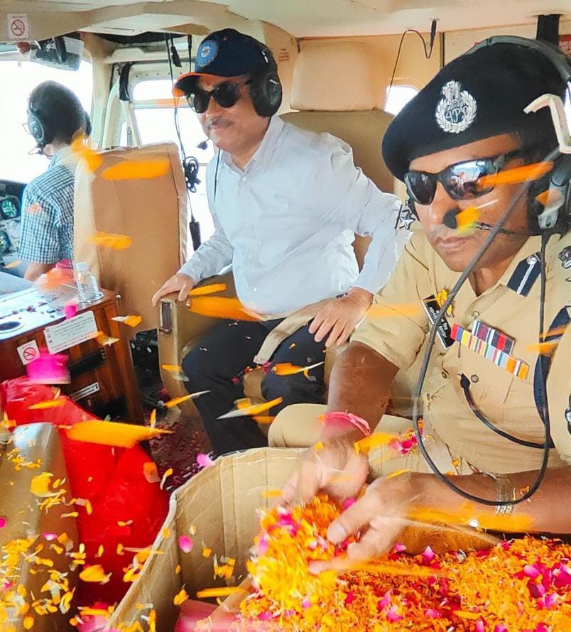 Divisional Commissioner and DIG showered flowers on Kanwariyas from helicopter