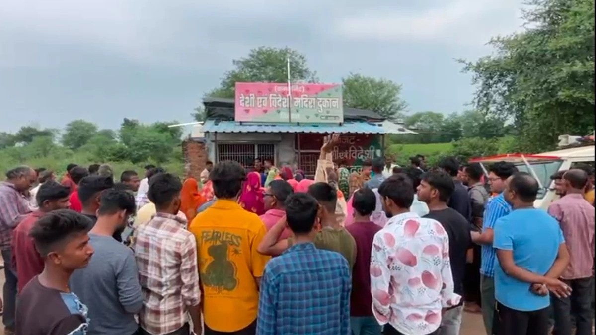 Employees of a liquor shop in Hirwara village of Katni beat up a youth of the village