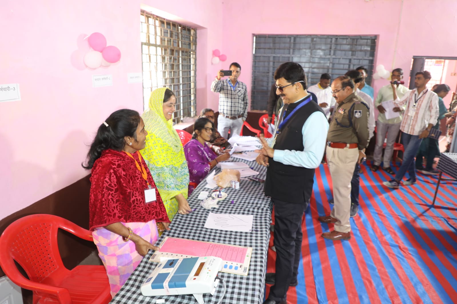 Collector and Superintendent of Police inspected the Adarsh, Pink and Mahila polling stations of Shajapur headquarters and saw the arrangements