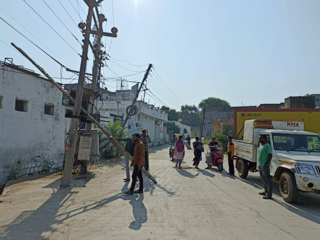 Truck collided with electric pole in Shajapur, then chartered bus entangled in wires