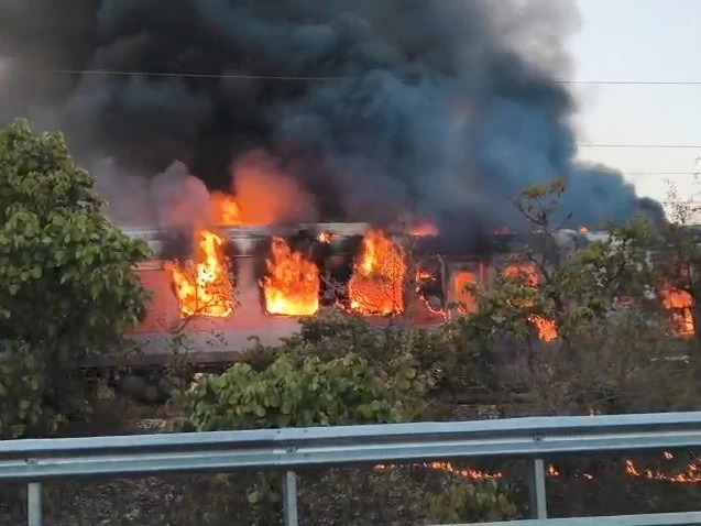Massive Fire Breaks Out on Nizamuddin Rajdhani Express