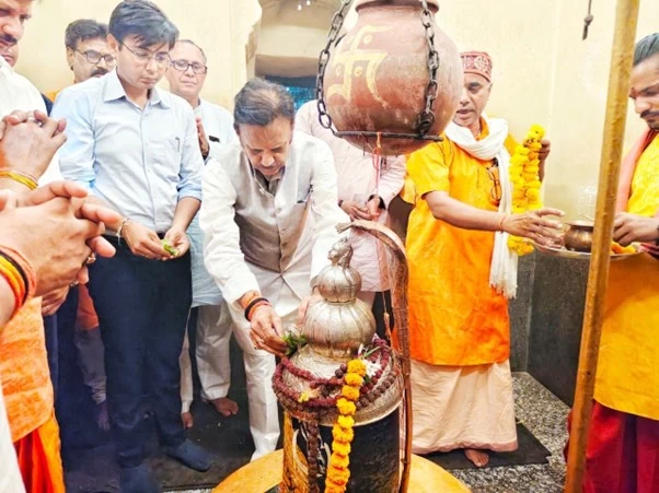 Deputy Chief Minister Participates in 'Jal Kalash Yatra' and Performs 'Deepdan' in the Behar River