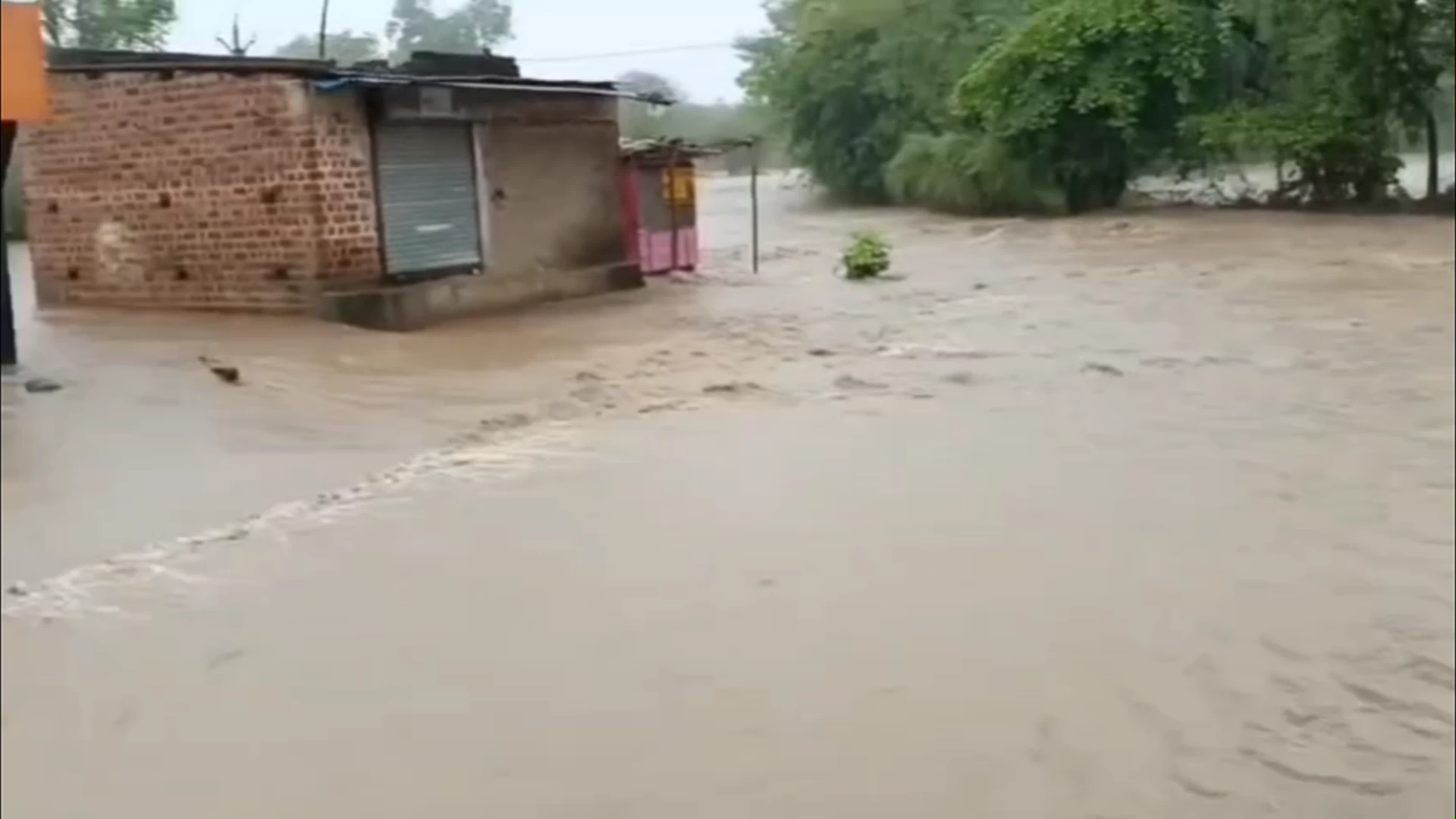 Rain that began late last night in Khandwa continues this morning