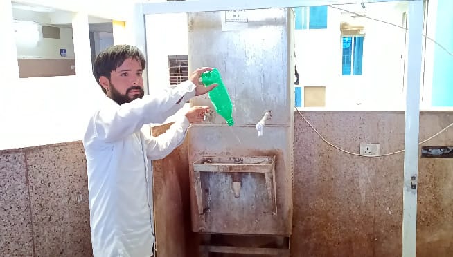 Chaos in the district hospital in the scorching heat