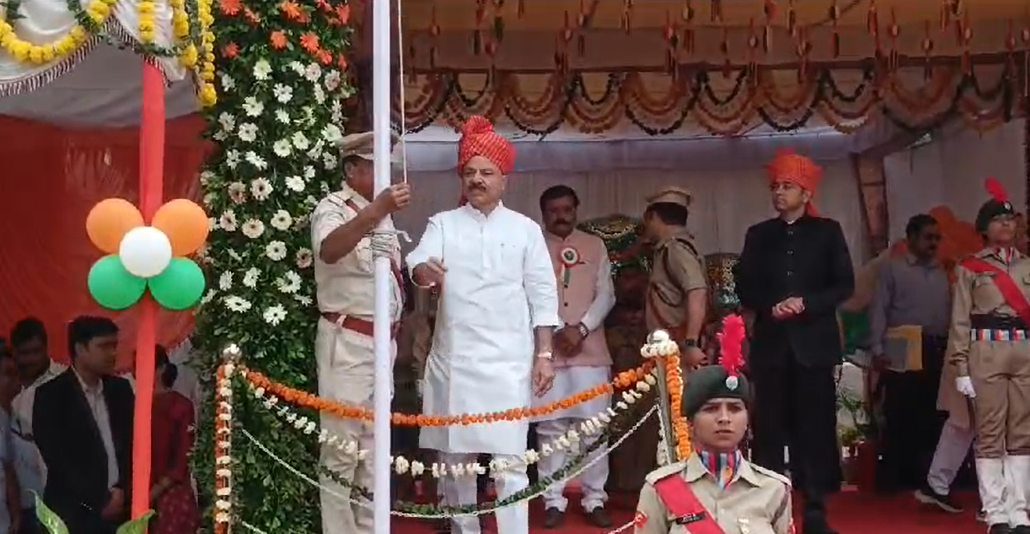 On the occasion of Independence Day, Transport and School Education Minister (MP Government) and Minister in charge of Katni district Uday Pratap Singh hoisted the flag