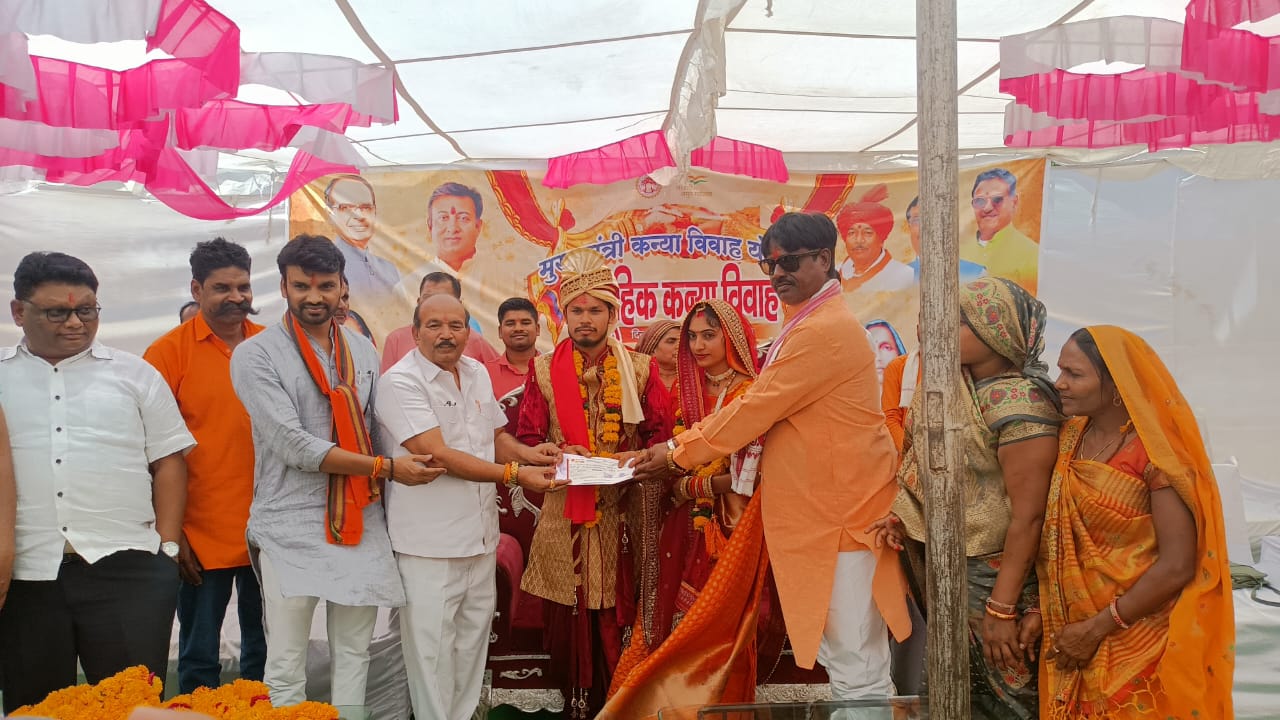 Mukhyamantri Kanyadan Yojana was organized in Mandi premises in MP Alirajpur