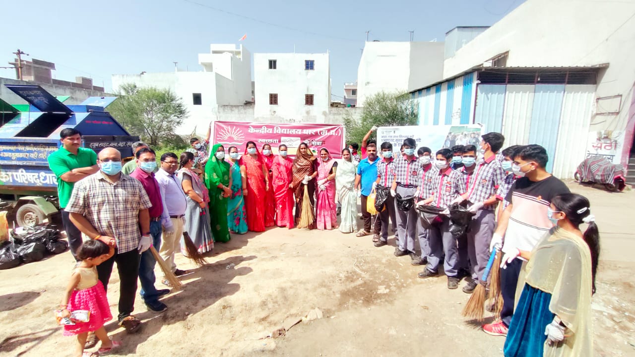 Youths engaged under Swachhta Hi Seva campaign in Kendriya Vidyalaya Dhar made important contribution in labor