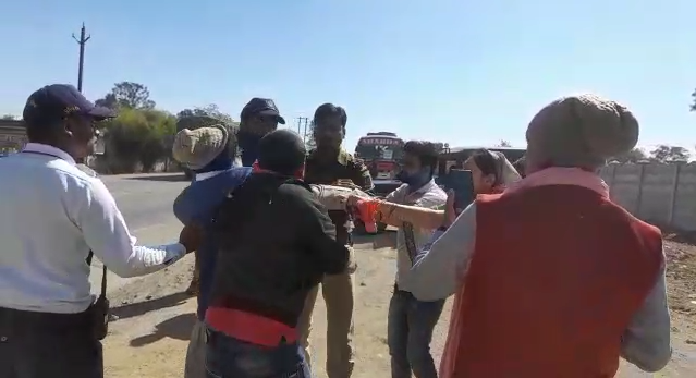 During vehicle checking in MP's Shahdol, traffic police's hooliganism came to the fore