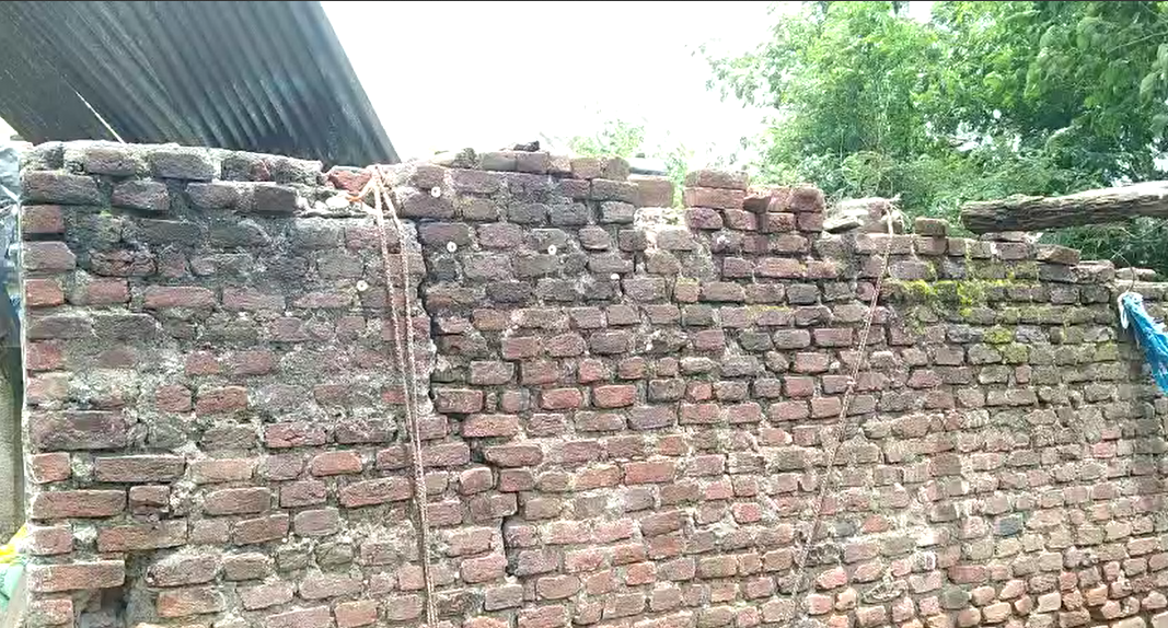 Due to non-construction of 6.23 crore returning wall in Pansemal, cracks fell in pucca houses