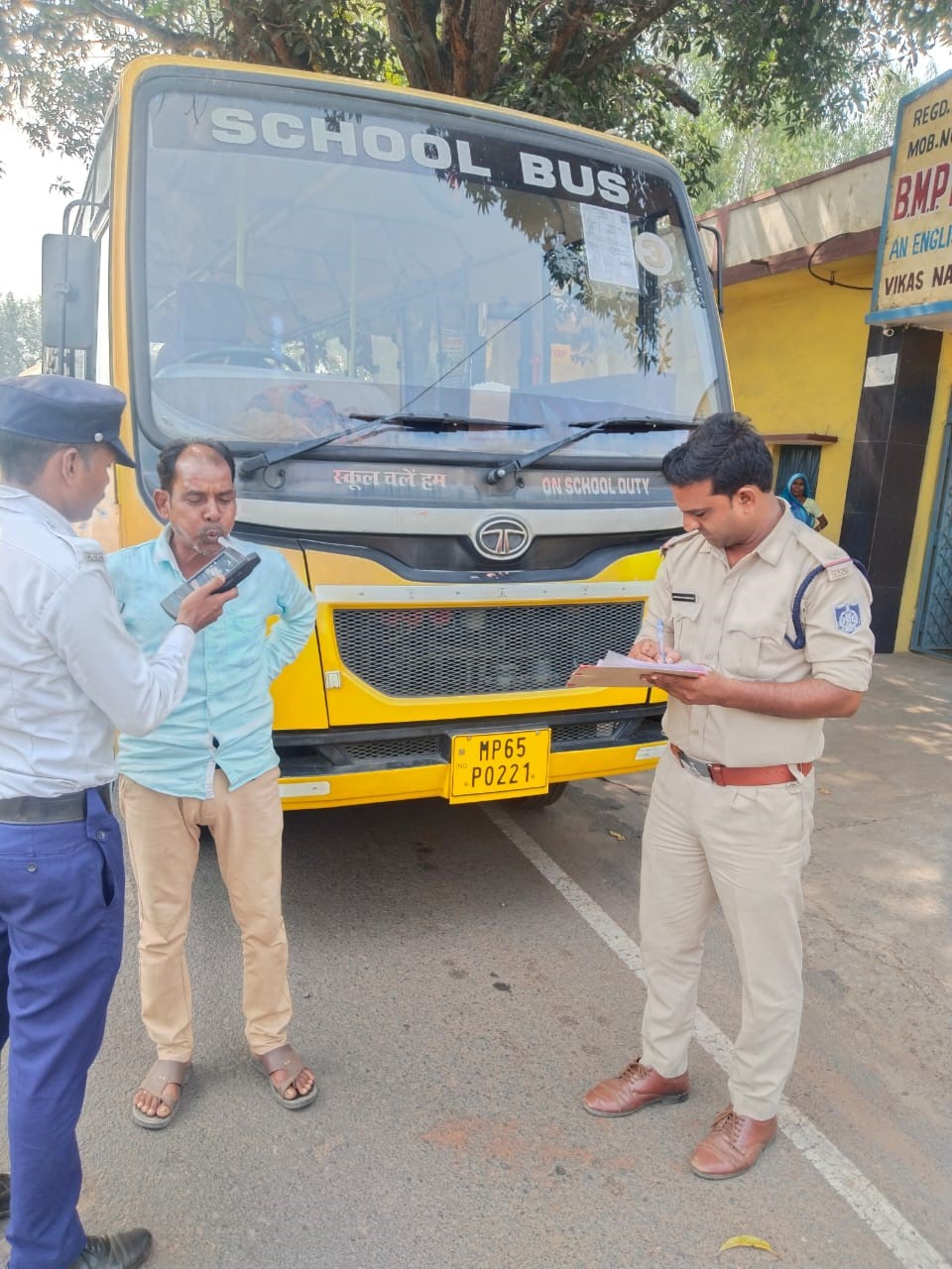 Traffic police conducted surprise checking of school drivers in Bijuri