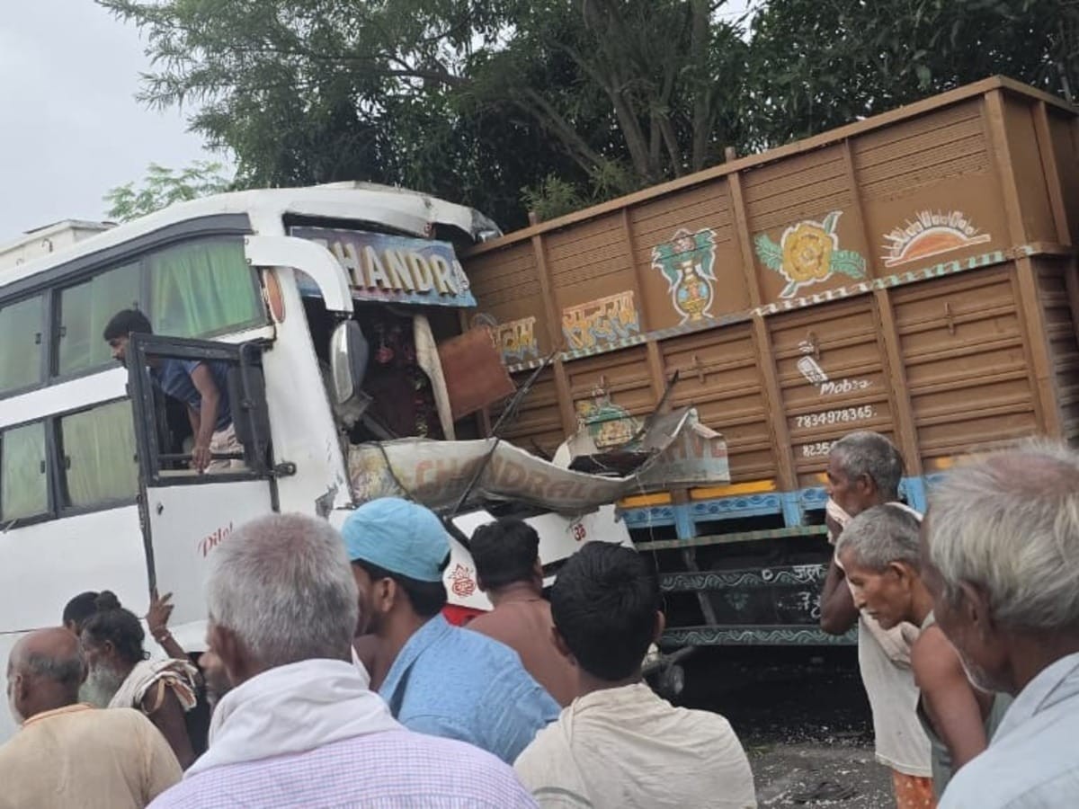 Bus going from Patna to Araria collided with truck in Supaul