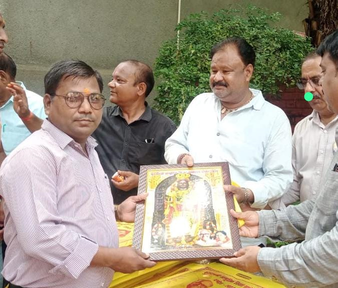 Former Minister and Damoh MLA Jayant Malaiya made a courtesy call on journalists