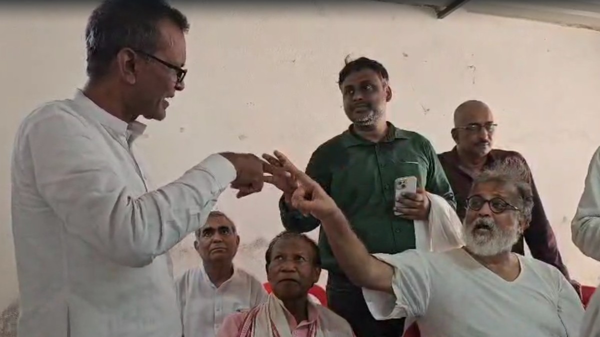 Insult of Mahatma Gandhi's great grandson Tushar Gandhi in Motihari: Mukhiya expelled him from Panchayat Bhawan