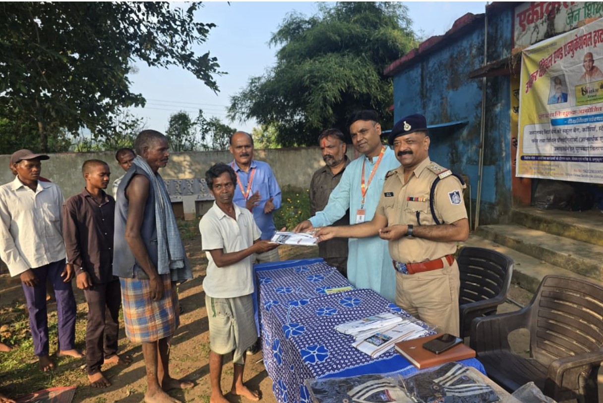 Kotwali Police Anuppur celebrated Diwali festival with social service organization in remote tribal dominated village Badhar