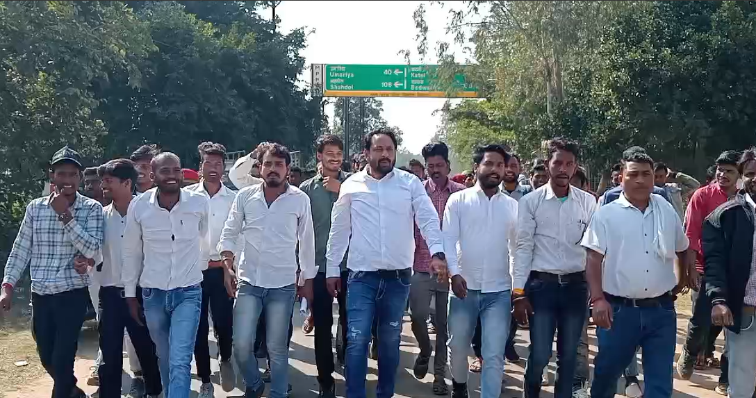 Hundreds of villagers opened front against sand company