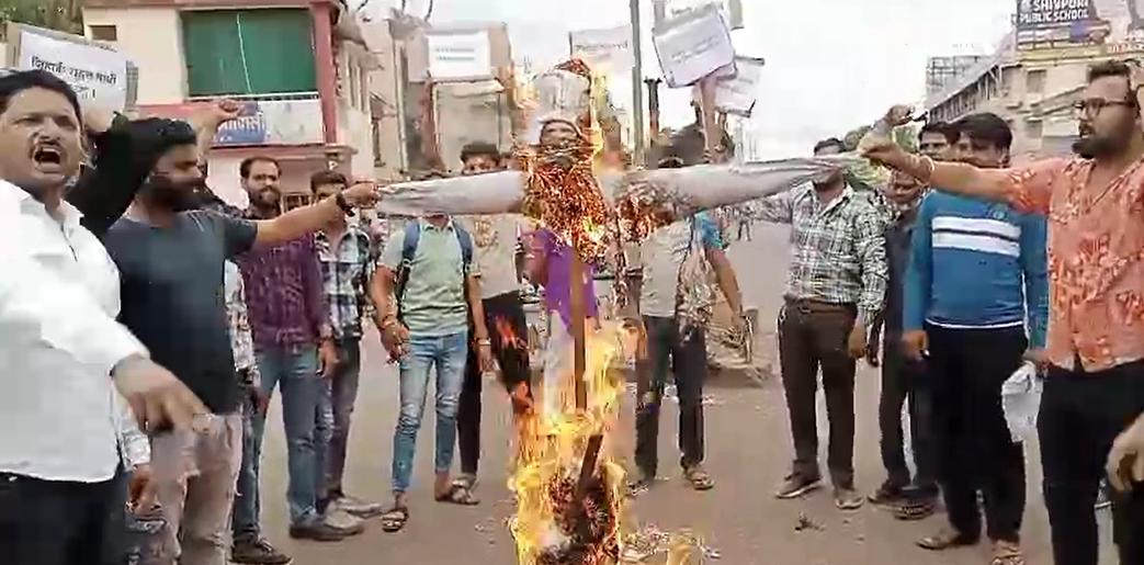 Hindu organizations burnt the effigy of Rahul Gandhi in Shivpuri