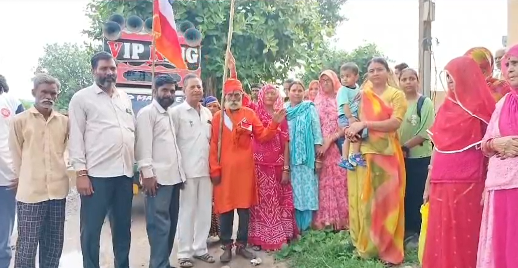 A group of men and women left for Ramdevra on foot from Merta Road