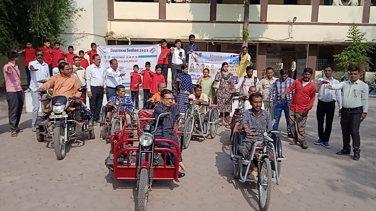 Elderly and disabled people got the facility of vote from home in Shajapur