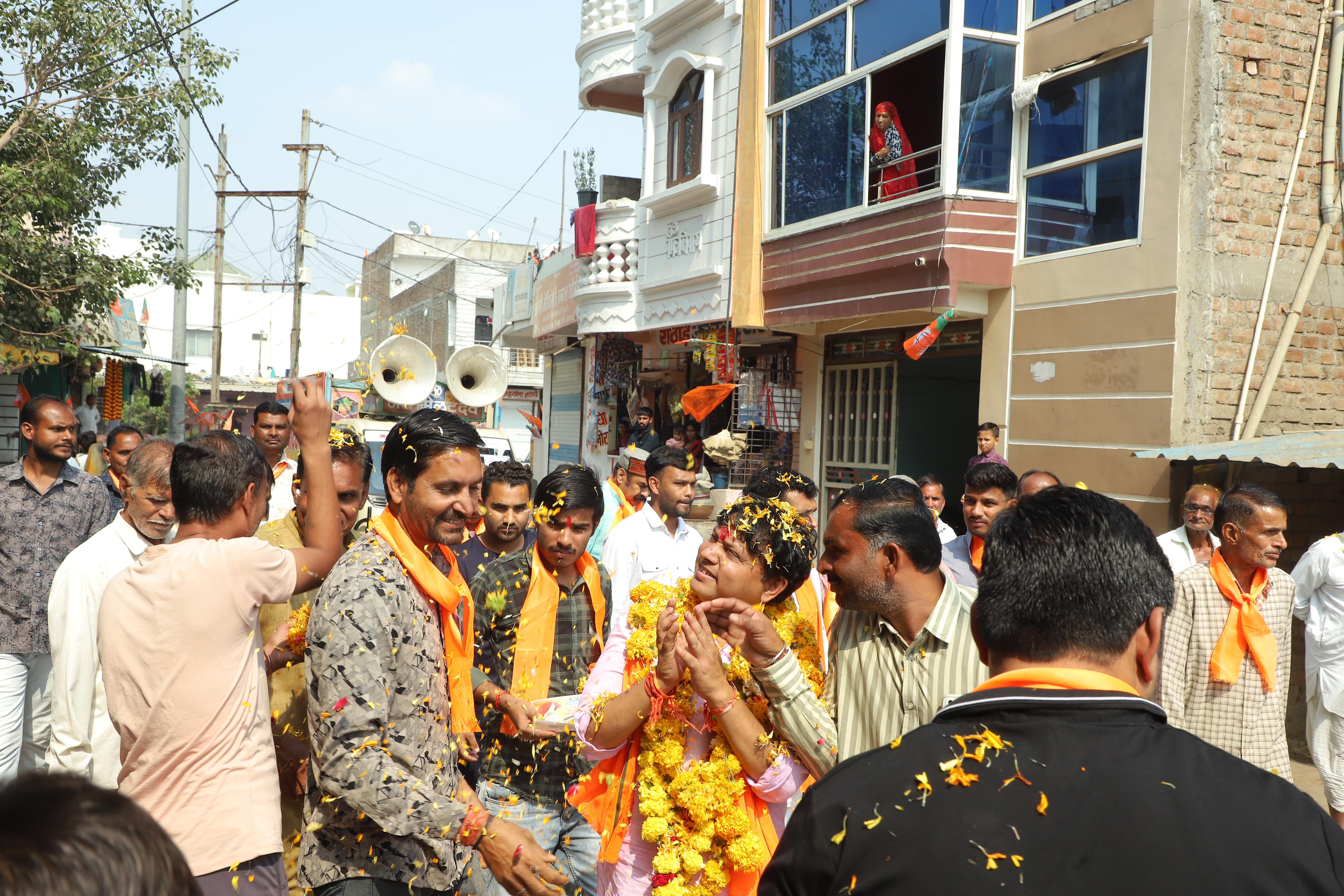 Your son at your door" Nationalist candidate Rajeev Yadav took blessings of voters
