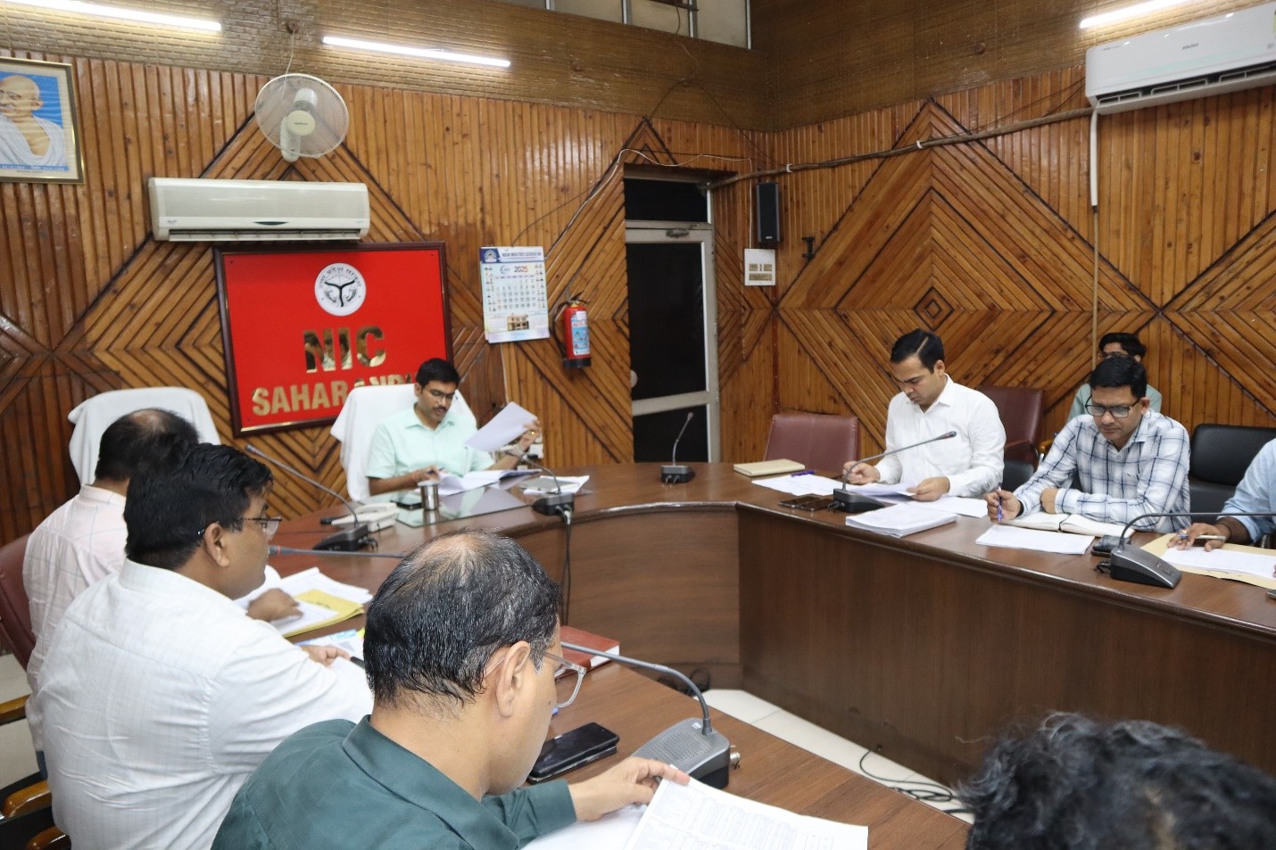 Speed ​​up recovery from electricity bill defaulters of Rs 1 lakh: District Magistrate Manish Bansal