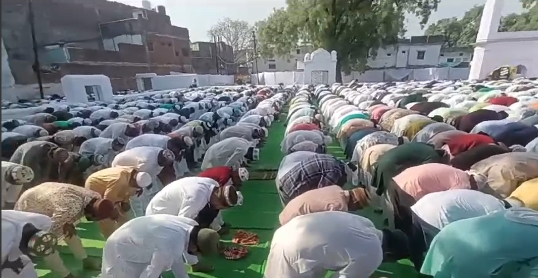 On the day of Eid in Katni, people came in large numbers to offer namaz in mosques.