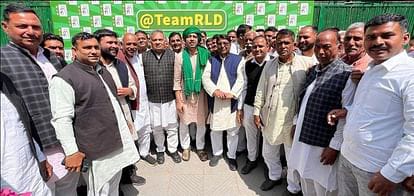 Late, who was lifelong state president of SP. Jagpal Das Gurjar, son of Ramsharan Das, joined RLD along with his supporters, giving a big blow to SP
