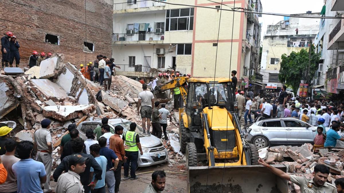 सत्य निकेतन में 5 मंजिला इमारत जमींदोज, 5 की मौत