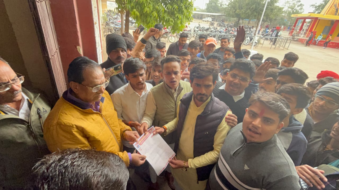 ABVP Malwa Province in Dhar submitted a memorandum to the college principal in the name of the Higher Education Minister