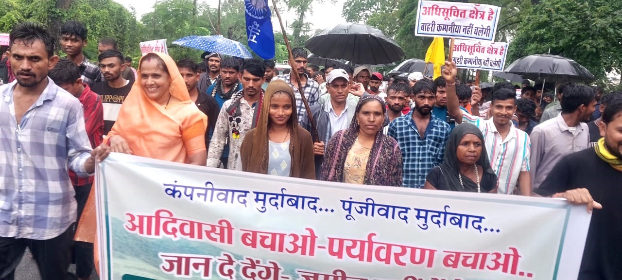 Lakhs of villagers reached the district headquarters Alirajpur to protest against land acquisition