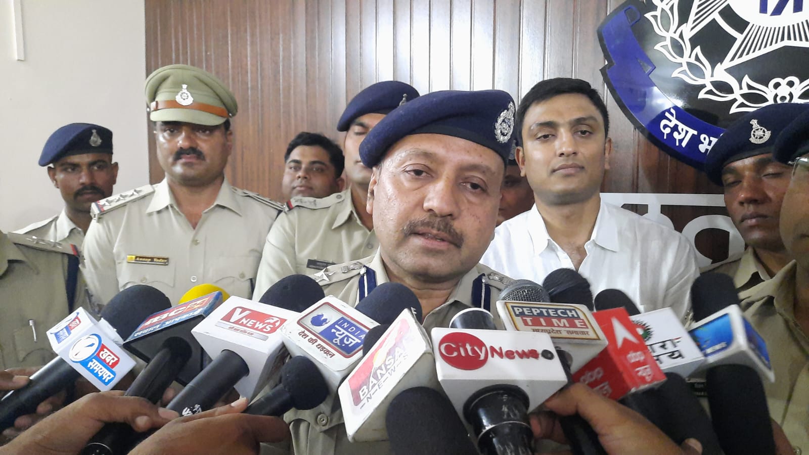 Kotwali police arrested two prize crooks of three thousand rupees each