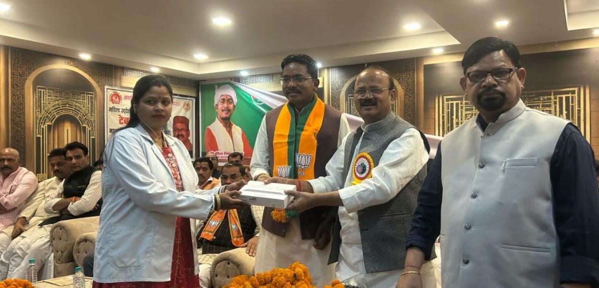 Newly appointed District President and Minister Dilip Jaiswal was given a grand welcome in Kotma Mandal