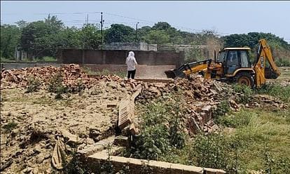 Development Authority team demolished a colony being developed illegally in six bighas with the help of bulldozer