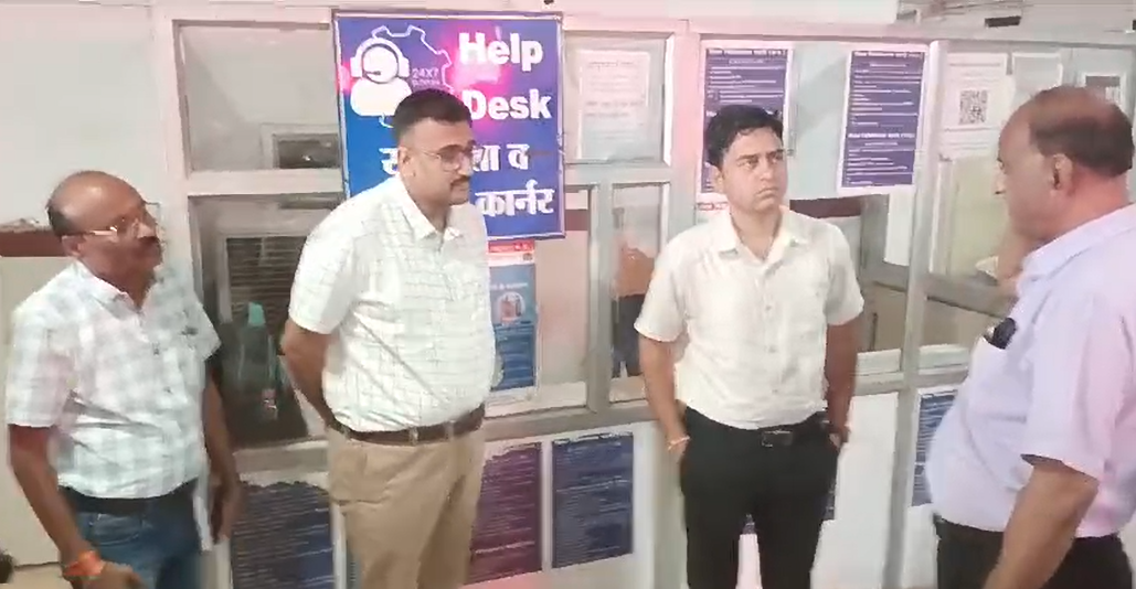 Collector Dilip Kumar Yadav's sudden visit to the district hospital