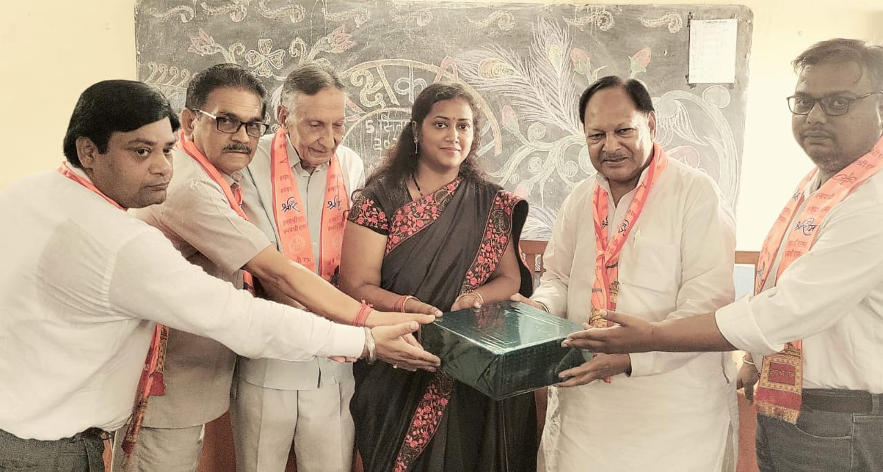 Teachers' Day was celebrated with great pomp in KL Janta Inter College Deoband. All the teachers were felicitated by the management committee by giving them prizes