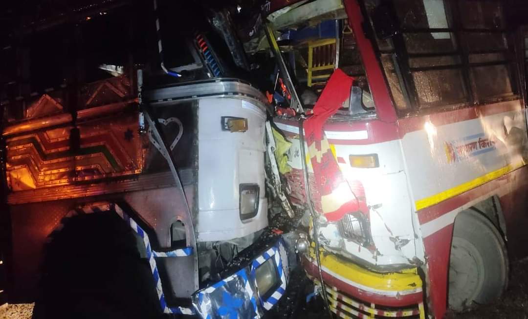 Head-on collision between roadways bus and truck