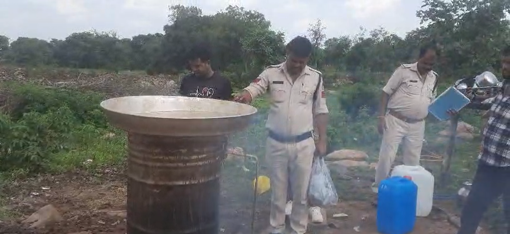 Khaniyadhana police seized illegal raw liquor worth about Rs 1 lakh from Achhrauni Kanjar camp