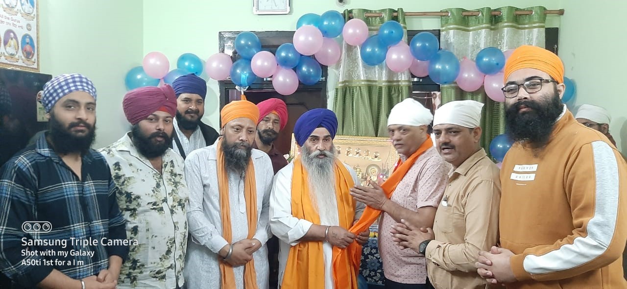 Prabhatpheri was welcomed by showering flowers, the atmosphere became devotional in the name of Satnam Waheguru