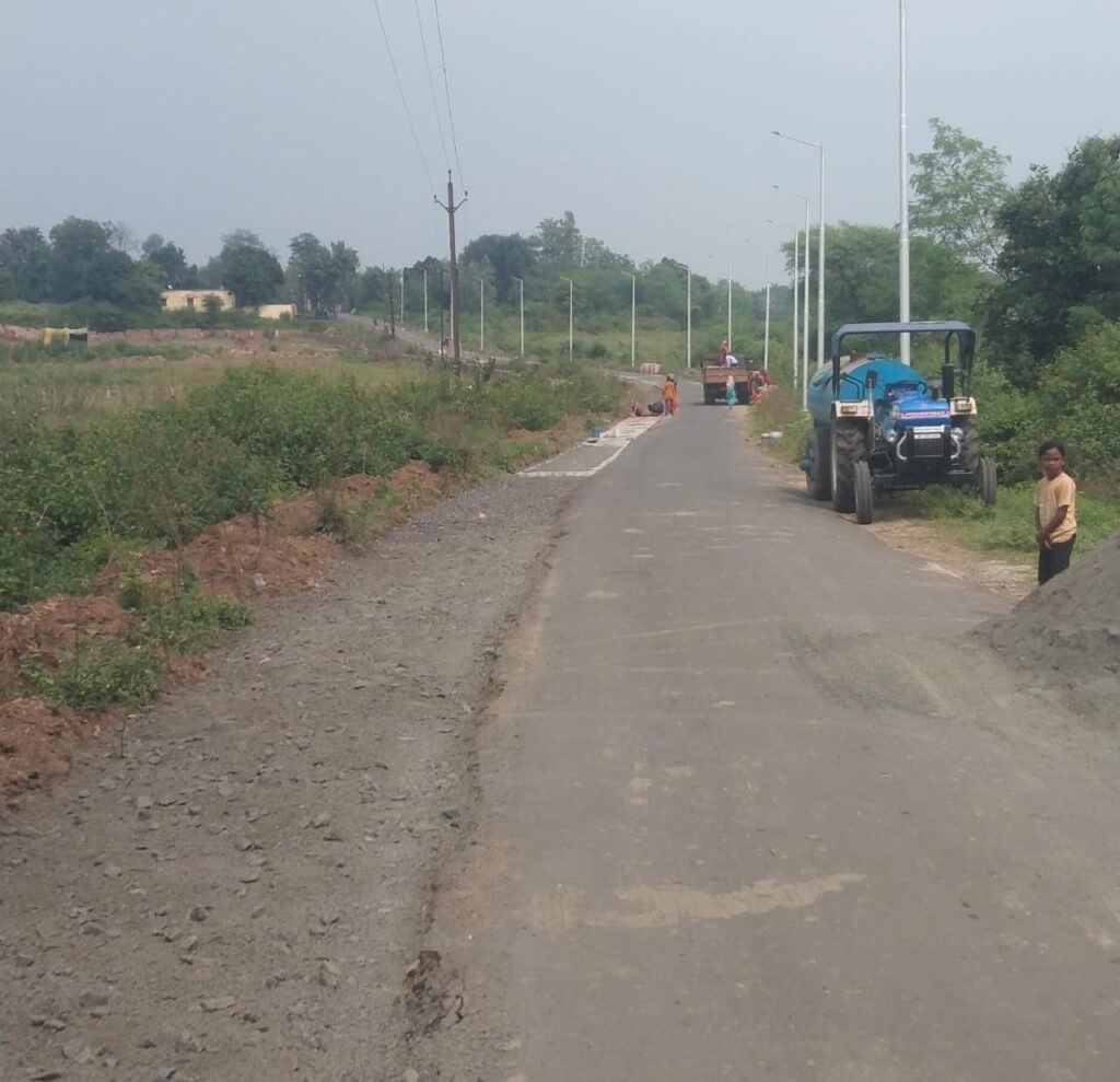 Qualityless construction work being done by the contractor in road construction