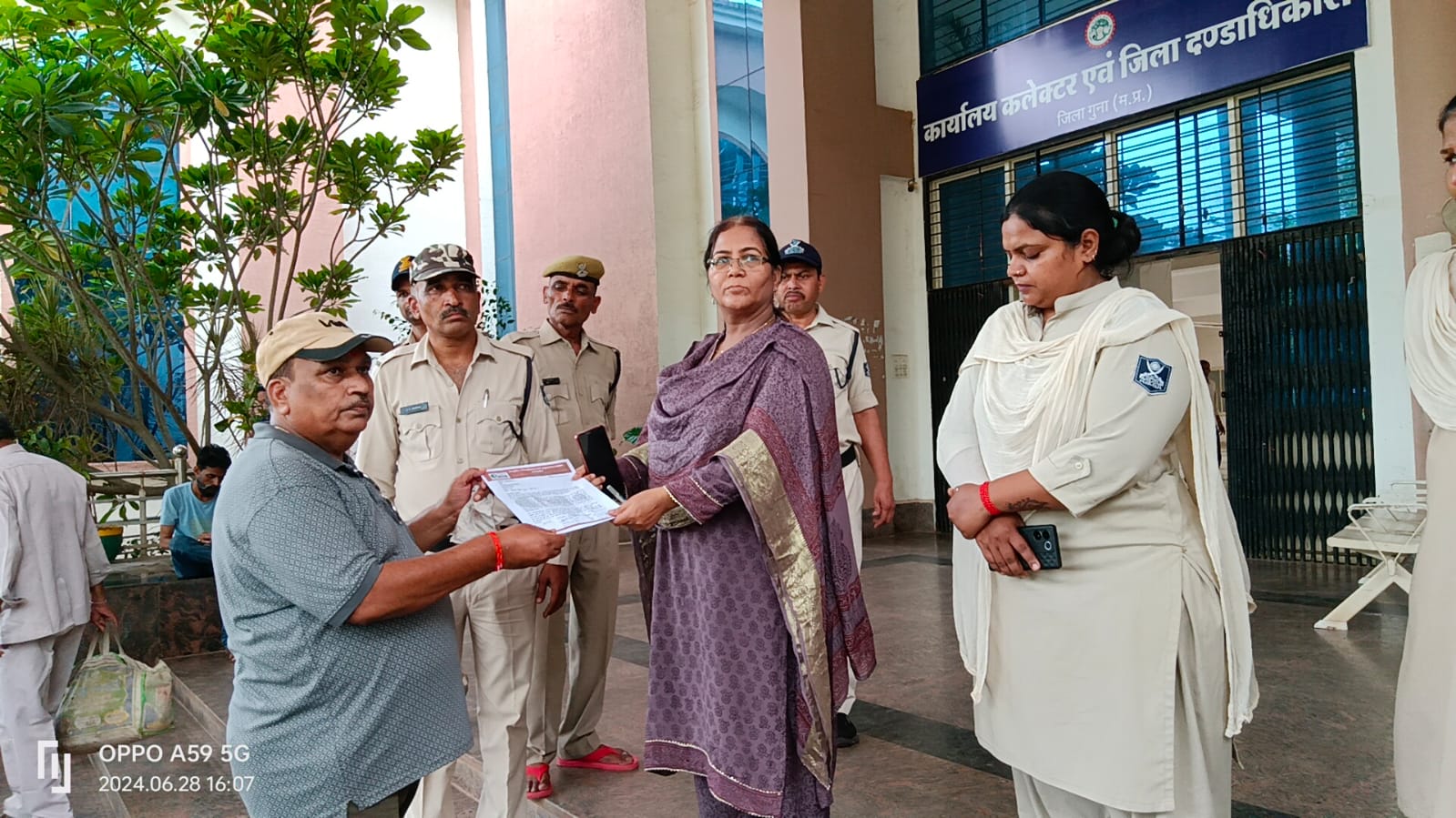 Memorandum given to Guna Collector by National Institute Saksham for the welfare of the disabled