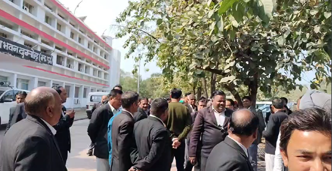There was a dispute between the employment assistant and the advocate on seeking information under the Right to Information in Damoh