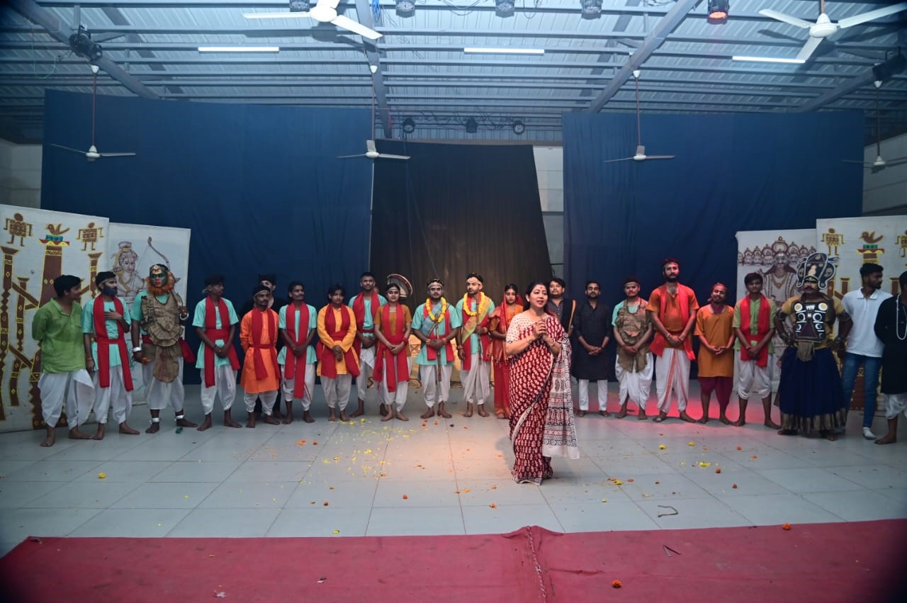 Superb presentations of Bagheli play 'Anand Raghunandan' by Aakar Welfare Society