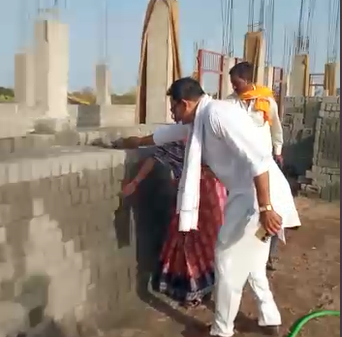 District Panchayat President inspected the qualityless construction of Panna's hostel