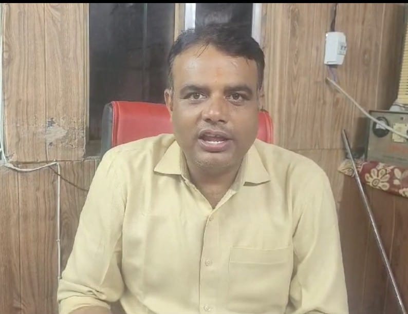 During the Kanwar Yatra, it is mandatory for the police-administration to write the name of the shopkeeper on the food shops located on the Kanwar routes