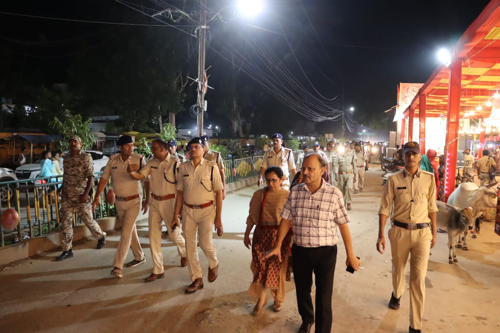 In view of the festivals, the district administration and police administration took out a plough march to maintain peace in the city
