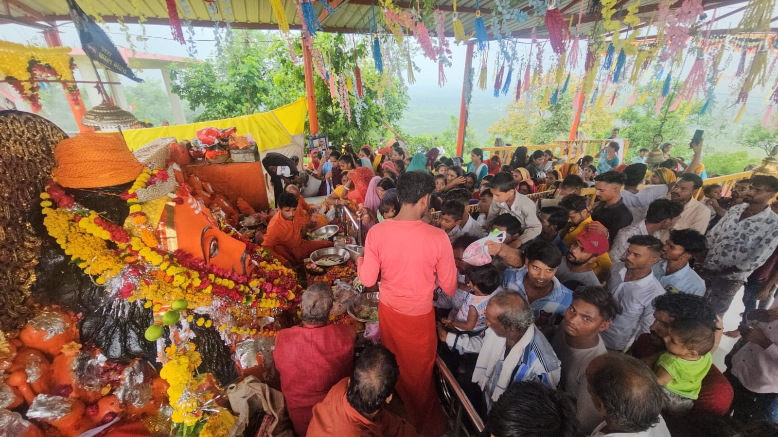 A flood of faith gathered at Dungri to have darshan of Baba...