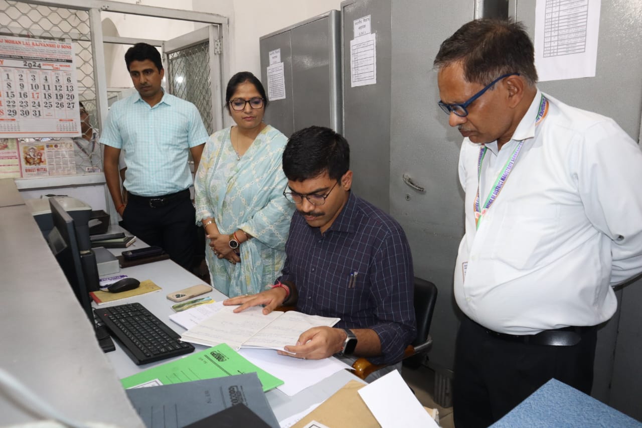 The District Magistrate inspected and checked the works being done by the local body section