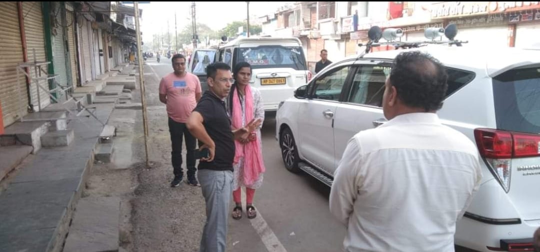 Collector Sudhir Kumar Kochhar toured the city and identified garbage spots