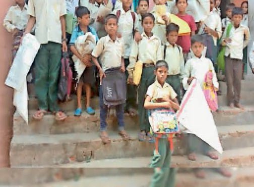 256 schools in Saharanpur district still do not have proper seating facilities for students