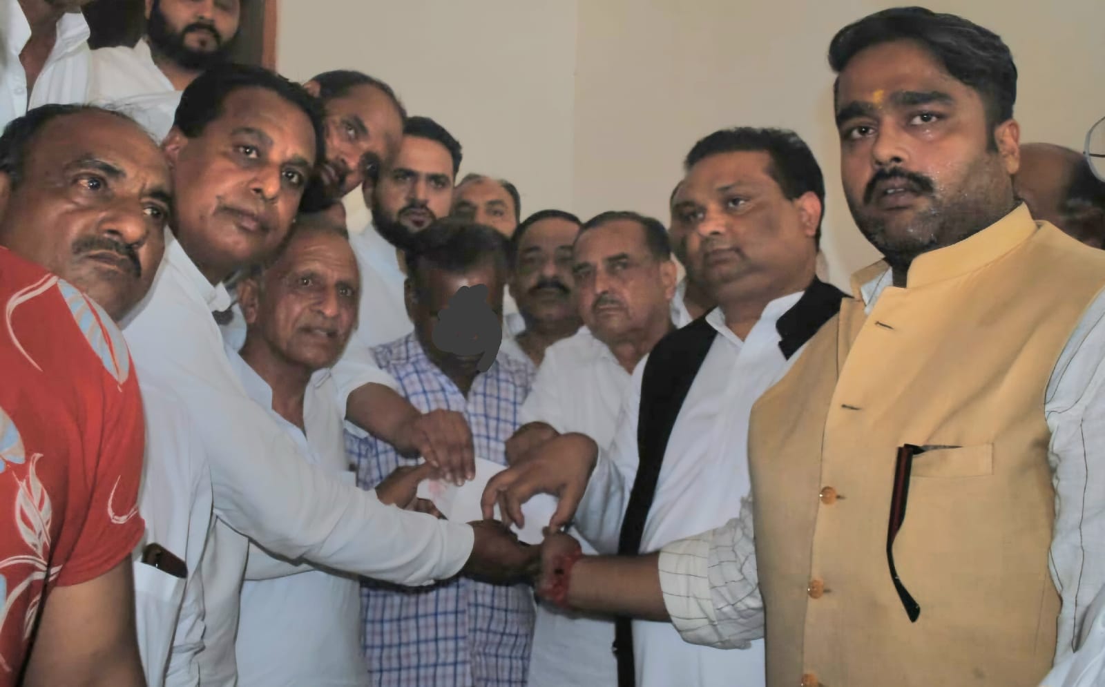 Samajwadi Party delegation reached the house of the rape victim